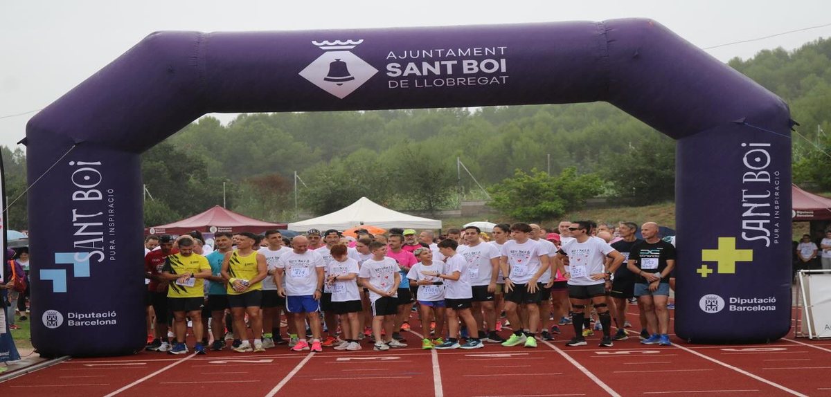 Salida de la Rett Race bajo el arco del Ajuntament de Sant Boi en el Estadi Constantí Miranda