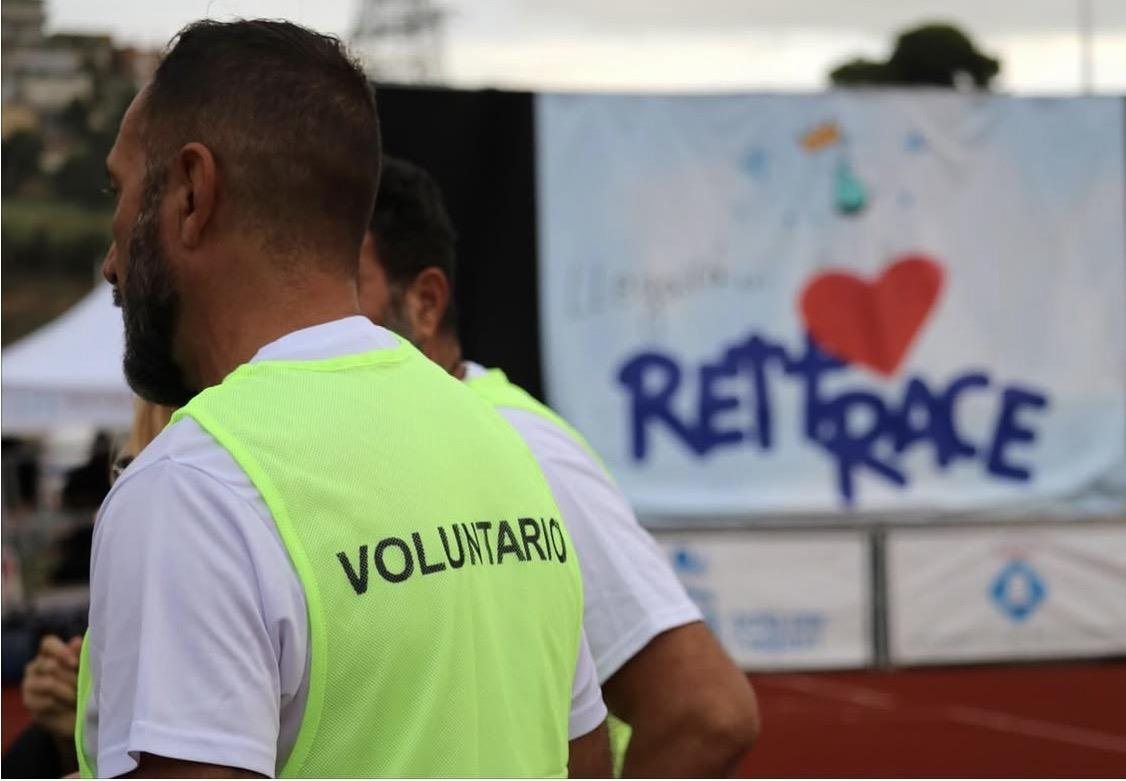 Voluntario de la Rett Race con peto reflectante durante la jornada solidaria en Sant Boi